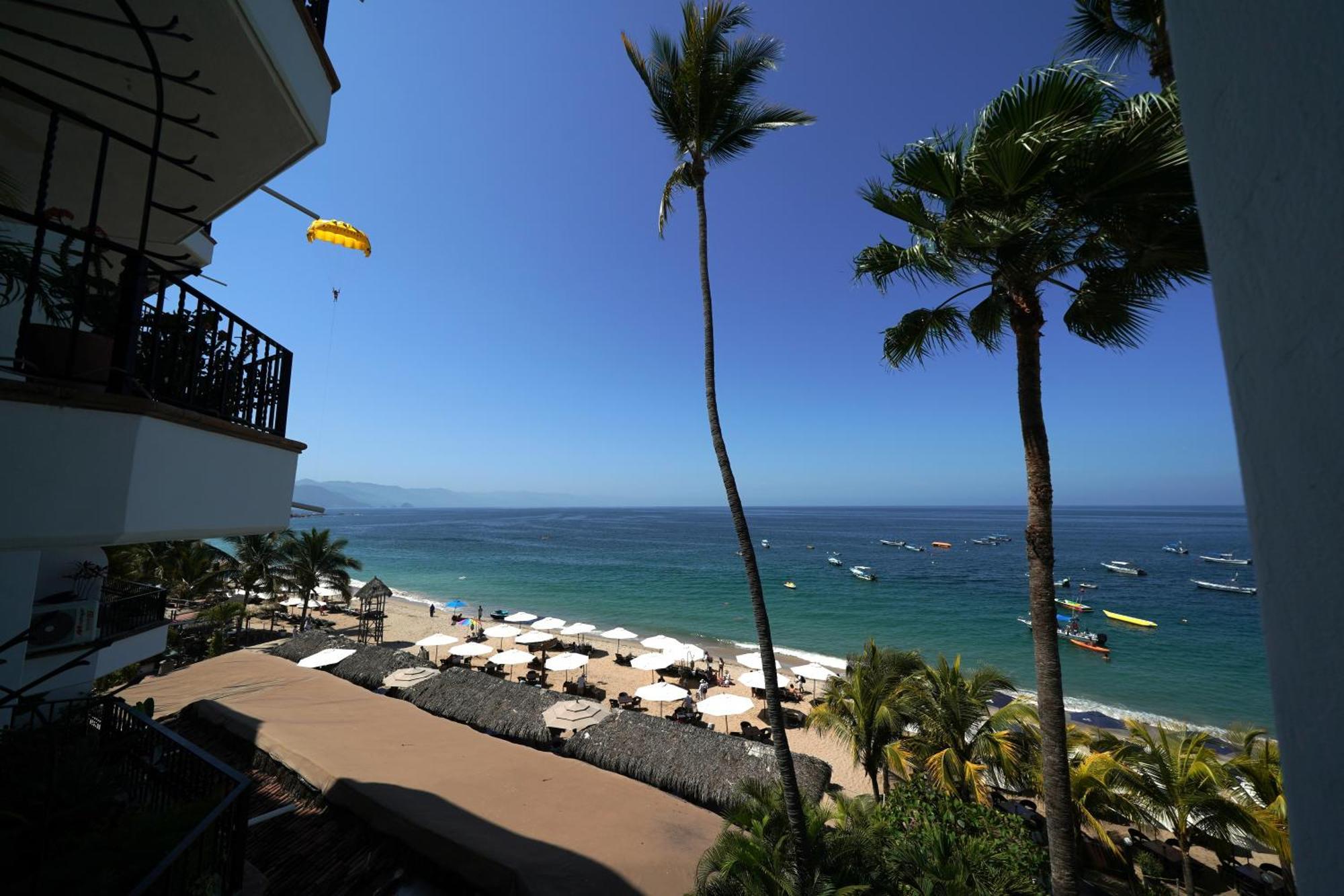 Emperador Vallarta Beachfront Hotel&suites Puerto Vallarta